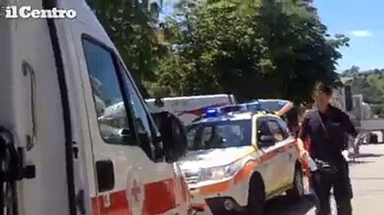 Minibus con nove bimbi si incastra nel sottopasso a Giulianova