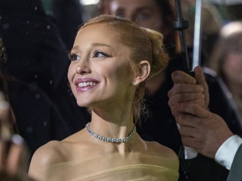 Er kann es kaum glauben: Ariana Grande singt mit Fan im Auto nebenan