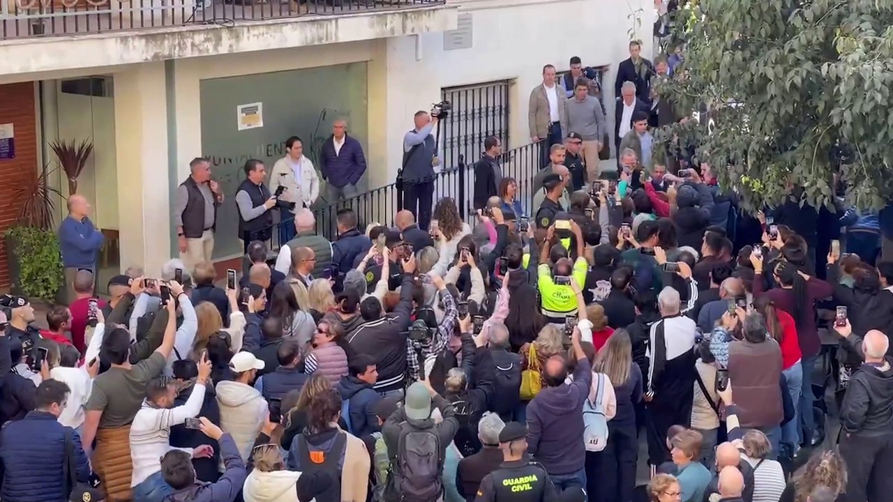 Los Reyes recibidos con aplausos en la zona cero de la DANA en una nueva visita sin Sánchez