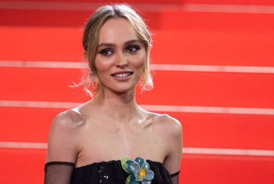Lily-Rose Depp rend hommage à sa mère Vanessa Paradis en portant une robe Chanel que sa mère arborait déjà sur le tapis rouge en 2003