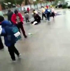 Video: ¡Impactante! Atropellan a padres y escolares de una escuela primaria en China