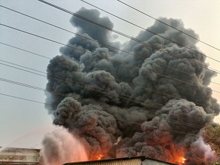 बहरोड़ रीको फेज दो स्थित ओरिप्लास्ट कंपनी में आग लग गई।