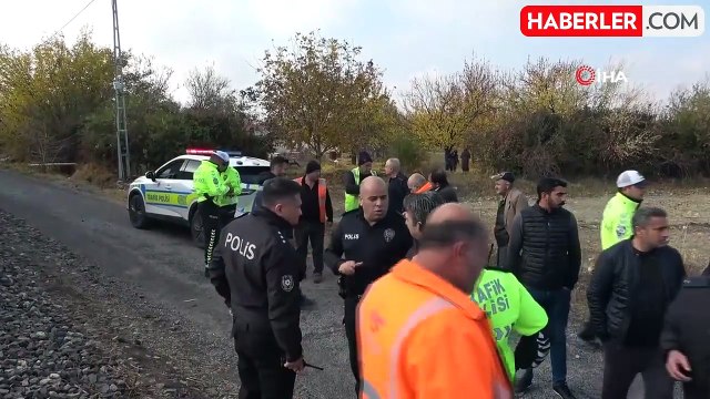 Malatya'da Yük Treni Hafif Ticari Araca Çarptı: 2 Yaralı