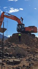 Un hombre se encadena a una pala de las obras de Cuna del alma