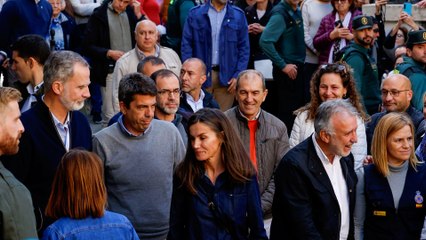 Aplausos para recibir a los Reyes durante su nueva visita a la 'zona cero' de la DANA