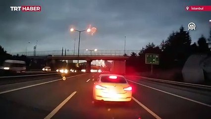 Trafikte ani fren yaptı, başka sürücüyü sıkıştırdı: Polisten kaçamadı