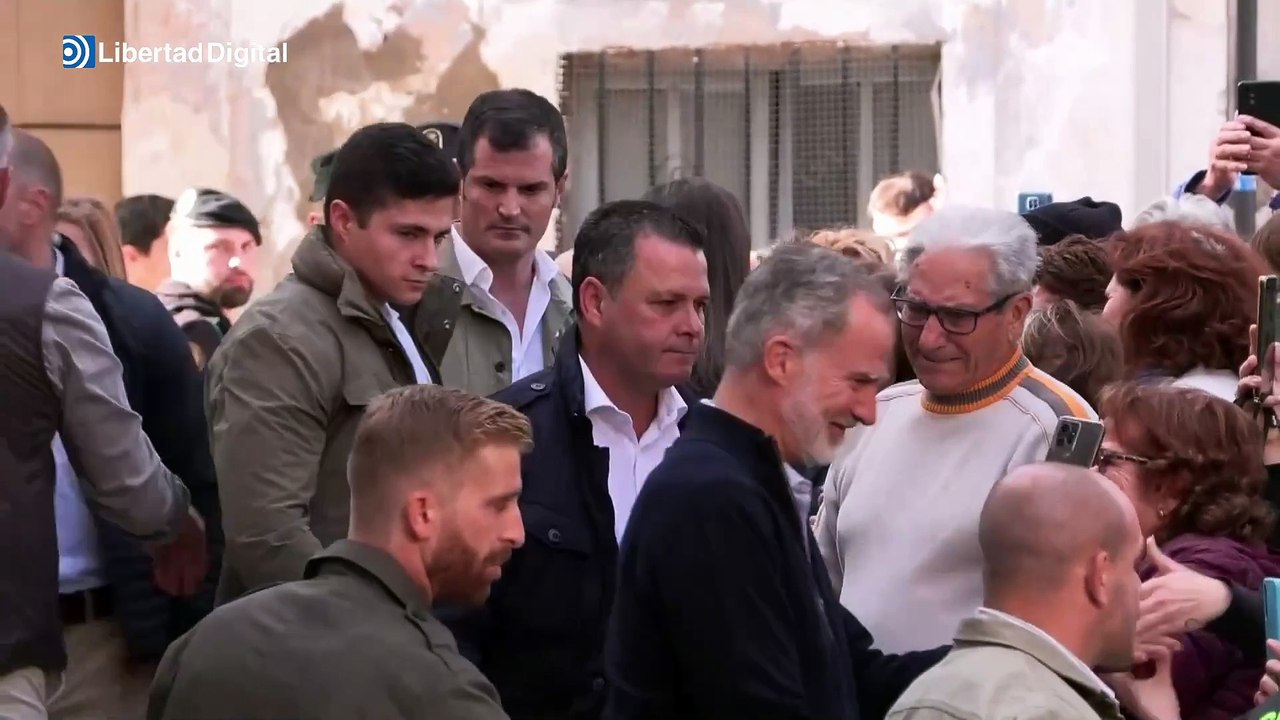 Felipe VI y la reina Letizia son recibidos con aplausos en Chiva