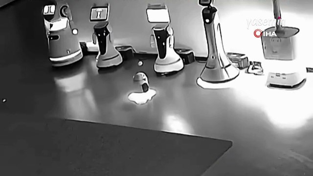 Fazla mesai robotları canından bezdirdi! Küçük robot 12 robotu sergiden kaçırdı