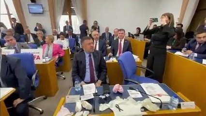 Bütçe Komisyonu’nda Bakan Memişoğlu’na Bebek Kıyafetleri İle Protesto