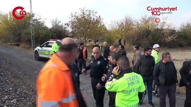 Malatya’da hafif ticari araca yük treni çarptı 2 yaralı