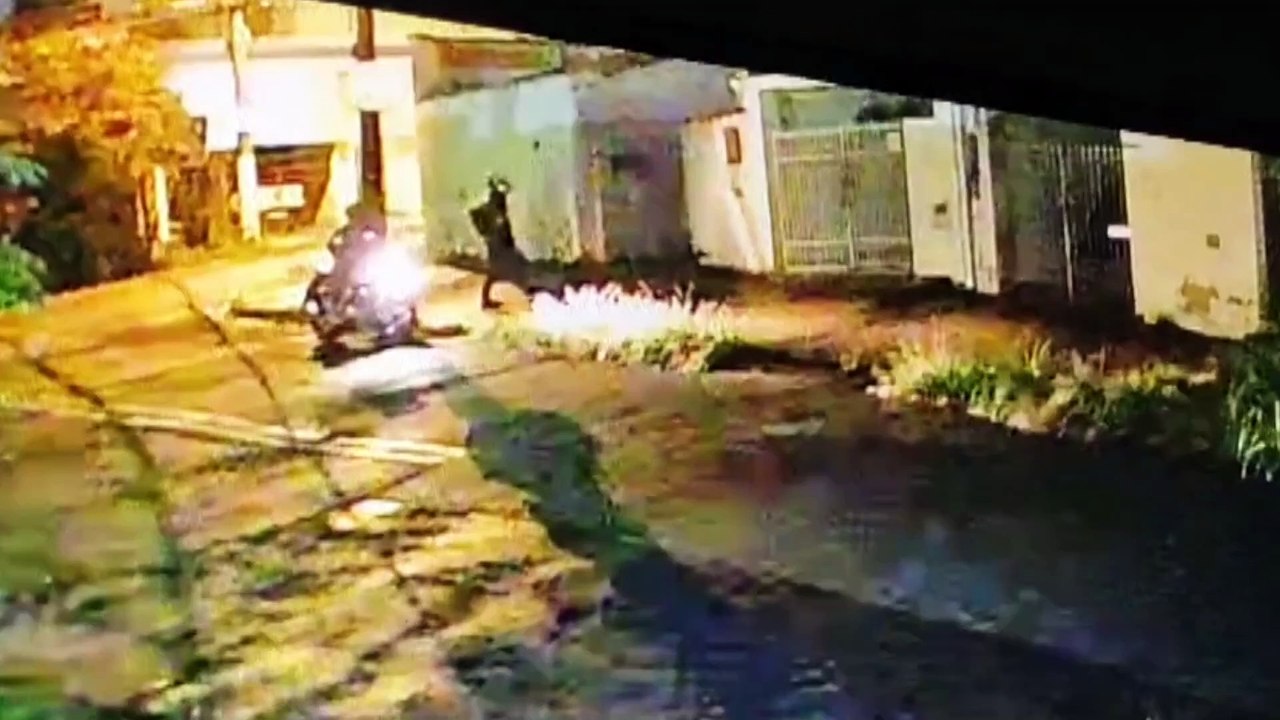 Dupla invade casa para furtar moto em Campinas; veja vídeo