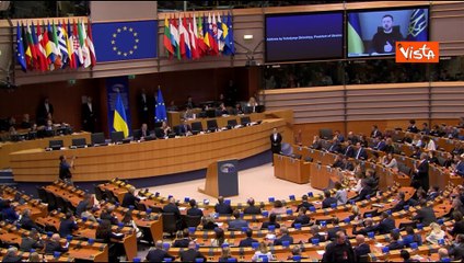Zelensky al Parlamento Europeo: "Nessuno pu? stare in acque calme se c'? una tempesta"