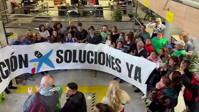 El movimiento por la vivienda de Madrid irrumpe en el Ministerio de Derechos Sociales contra los desahucios de Caixabank