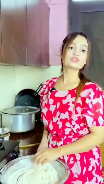 جانو 4 روٹی پکا لو میرے لیے😜🙏😝#illu #illu #foryou #foryou #1m #100k #fypシ # #fypシ゚