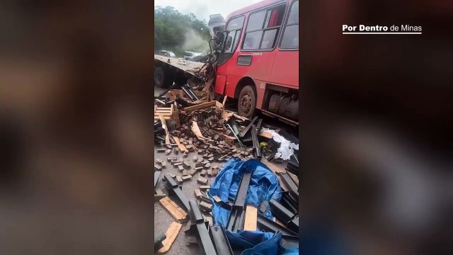 Caminhão desgovernado bate frontalmente contra ônibus na BR-381, em Caeté