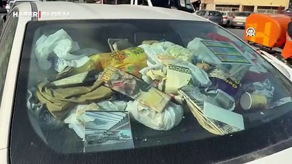Evsiz kişinin kaldığı çöp dolu otomobil çevreyi rahatsız ediyor