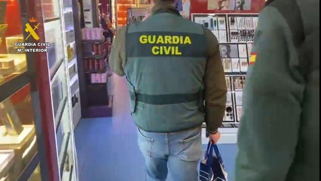 La Guardia Civil en las tiendas que han sufrido robos