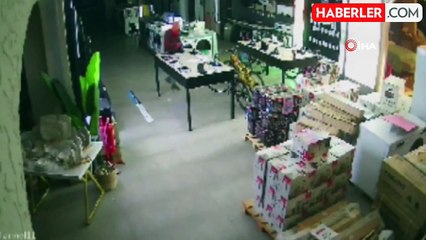 Gece vakti çalıntı kamyonetle 3,5 milyon liralık hırsızlık kamerada