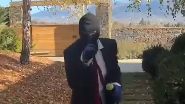 Arran vandaliza la casa de Gerard Piqué en la Cerdenya y lo difunde en un vídeo : Pijos fuera