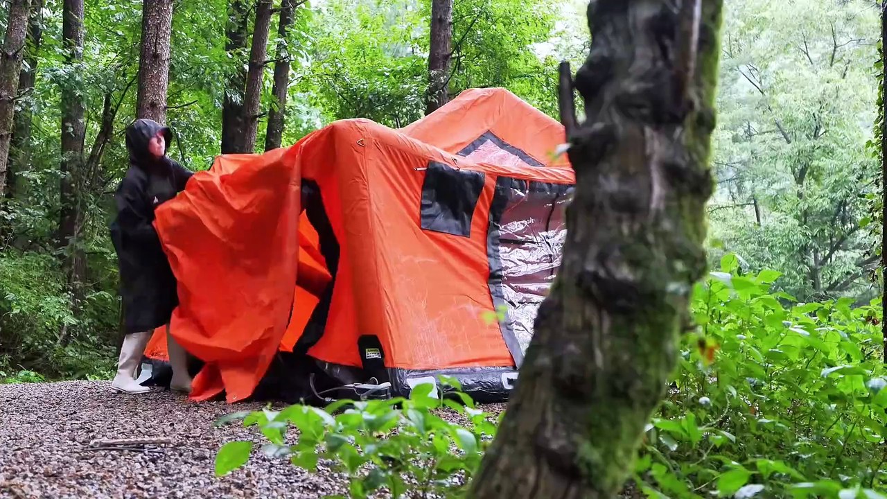 Camping in an inflatable tent in the forest on a rainy day. It's the cool season again, let's go outdoors#Camping in the rain #realcampinggirl #Let's camp together