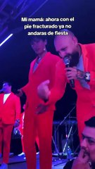 bailó al ritmo de sabor sabor con la pierna enyesada