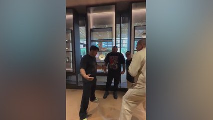 Un loco le pide al peleador del año en la UFC que le pegué seis veces en la tripa: el desenlace es tremendo