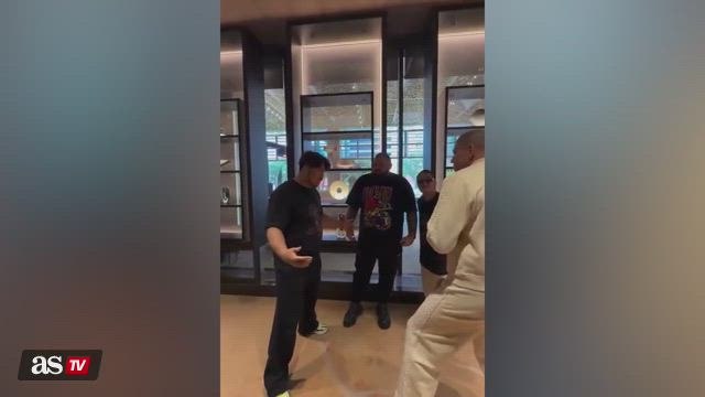 Wild fan asks UFC champ Alex Pereira to punch him six times in the body