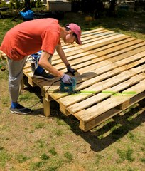 Construire un magnifique gazebo en palettes : Créez un espace vert et élégant dans votre jardin
