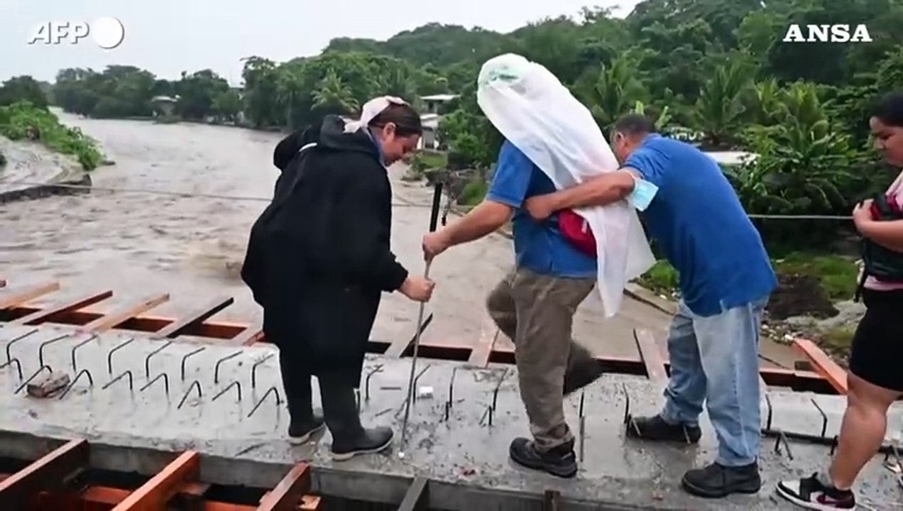 Honduras, la tempesta tropicale Sara si abbatte sul nord del Paese