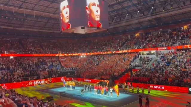 El himno de España antes de la primera eliminatoria ante Países Bajos en la Copa Davis
