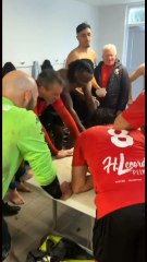 DANS LE VESTIAIRE DES SENIORS A