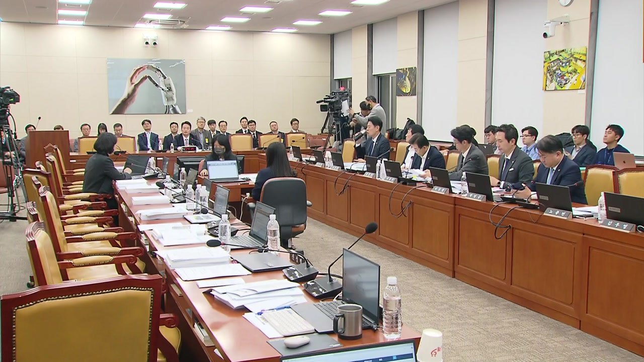KBS 사장 첫 사흘 청문회, 야당 주도 의결...여당 "흑역사" / YTN
