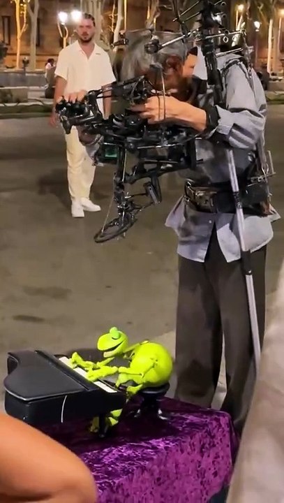 Barcelone : un artiste de rue éblouit avec sa marionnette et son piano, captivant les passants par son talent exceptionnel !