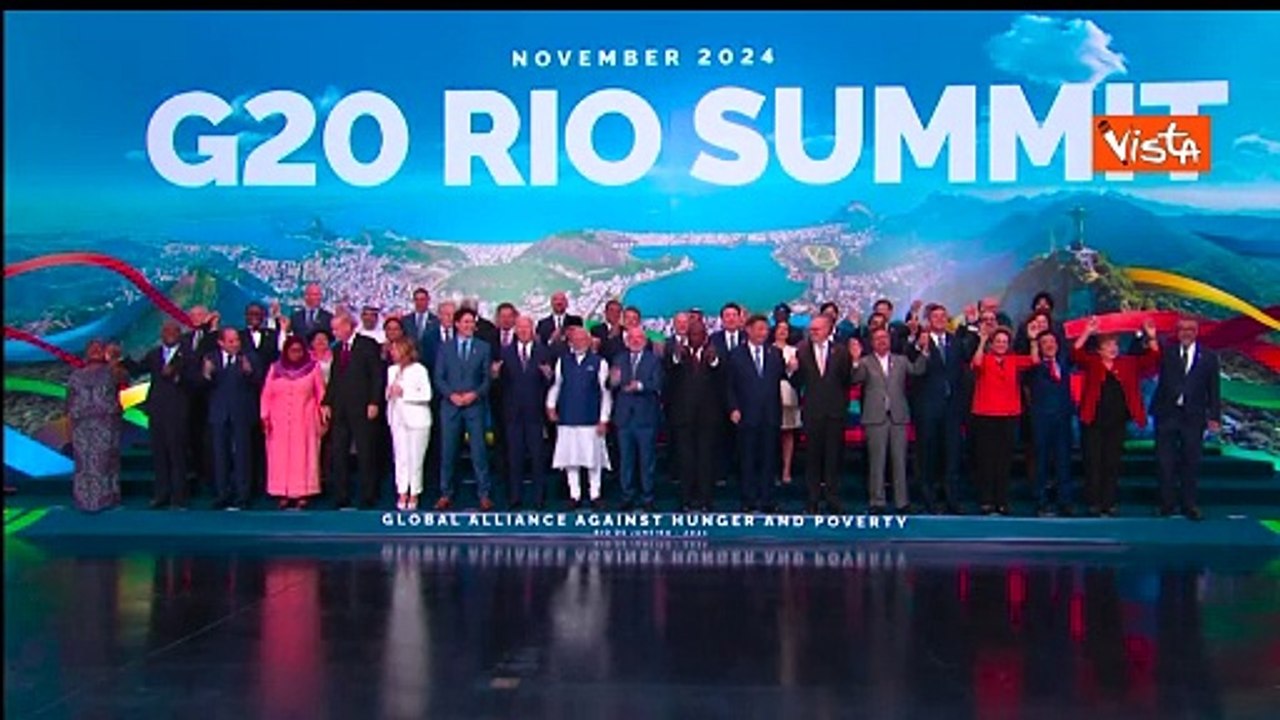 Meloni in prima fila per la foto del G20 con gli altri Presidenti, fra strette di mano e applausi