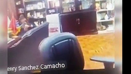 Juez es sorprendido besando a una mujer en plena audiencia