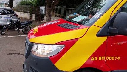 Jovem de 20 anos fica ferido ao cair de moto na Rua Ponta Grossa