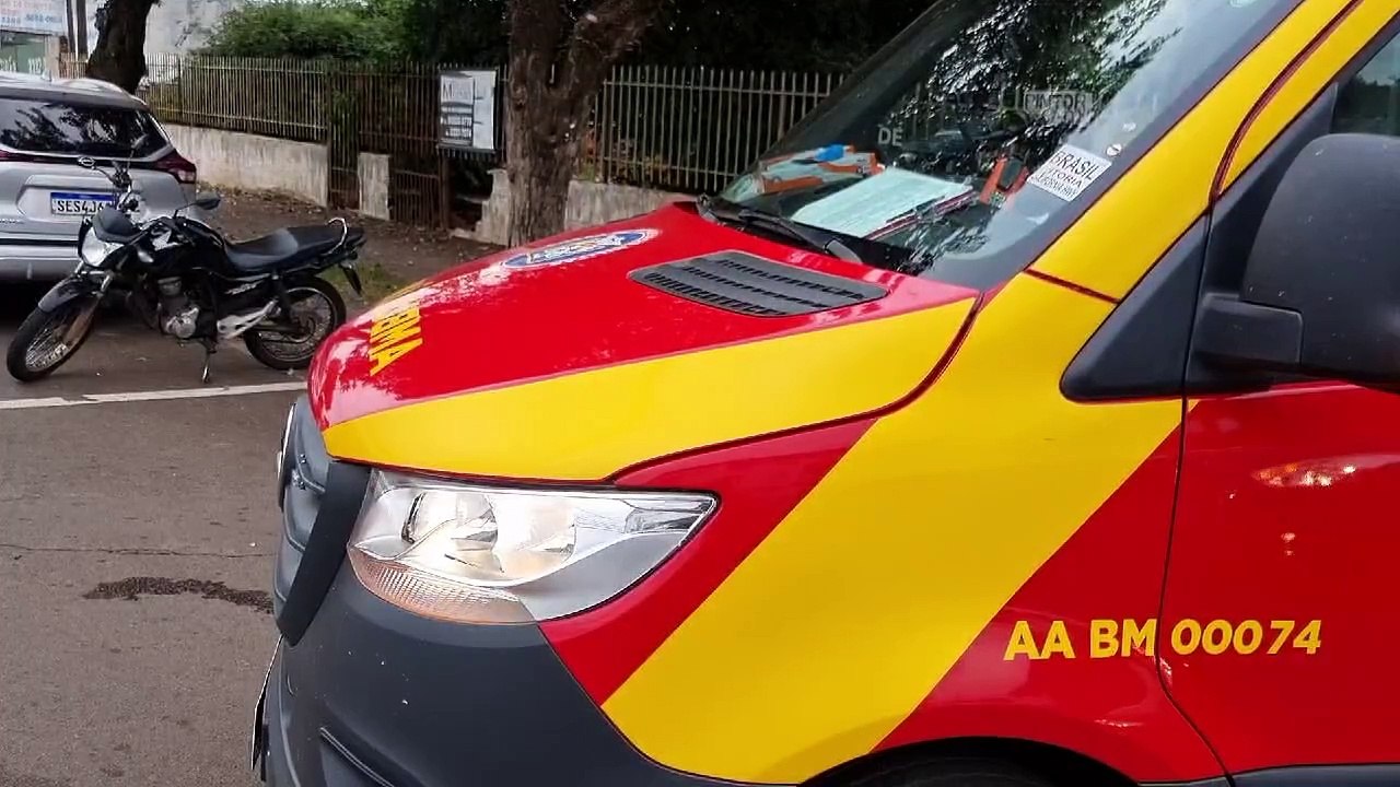 Jovem de 20 anos fica ferido ao cair de moto na Rua Ponta Grossa