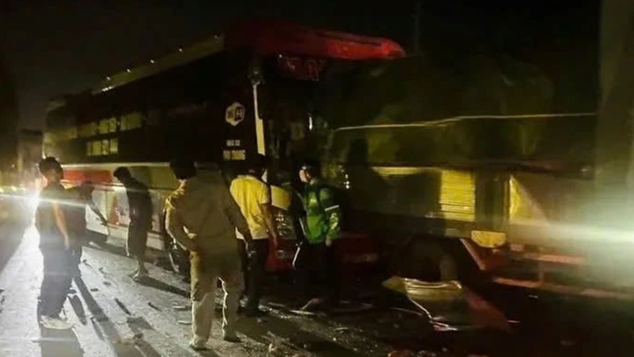 Tai nạn liên hoàn giữa 4 ô tô khiến giao thông ùn tắc kéo dài