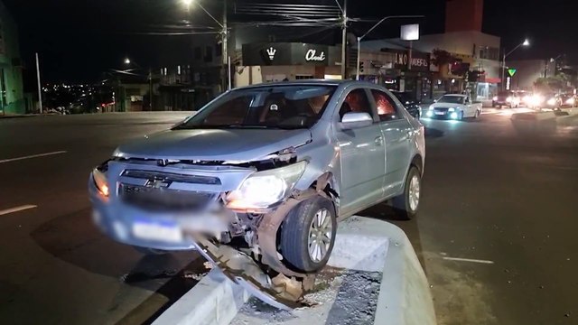 Cobalt fica trepado no canteiro na Avenida Carlos Gomes