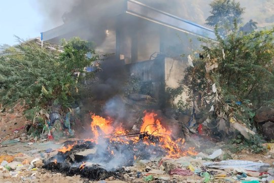 swm: कचरे के ढेर में बार-बार लग रही आग, जिम्मेदार बने लापरवाह