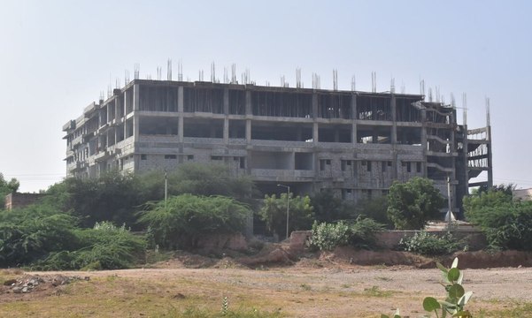 निर्माणाधीन 190 बेड के अस्पताल भवन का 60 फीसदी काम भी पूरा नहीं, जनता सुविधाओं से महरूम