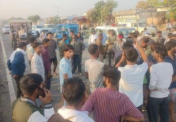 Video : कार की टक्कर से बाइक सवार मां-बेटा व दो वर्षीय भांजे की मौत