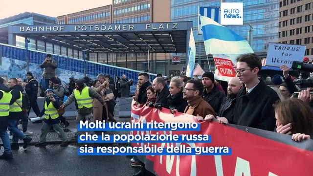 Germania, oppositori e cittadini russi marciano a Berlino contro la guerra in Ucraina