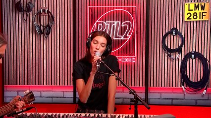 LIVE - Charlotte Cardin interprète "Un peu trop" dans #LeDriveRTL2 (19/11/24)