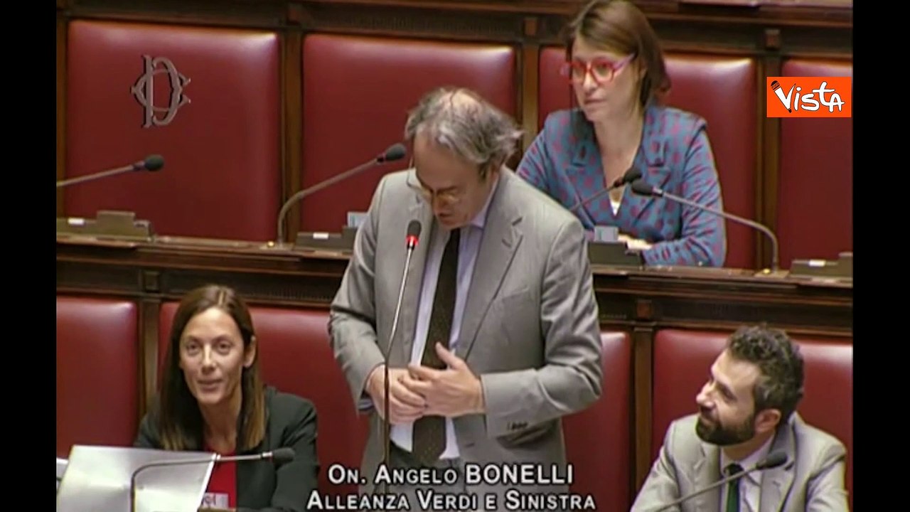 Bonelli in Aula intona ?Il ragazzo della via Gluck? di Celentano durante il suo intervento