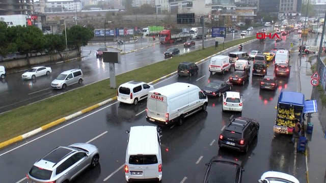 İstanbul'da sağanak yağış etkili oldu