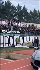 L'ultimo saluto dei tifosi del Chieti a Michael: la salma sotto la Curva Volpi tra applausi, cori, bandiere e fumogeni