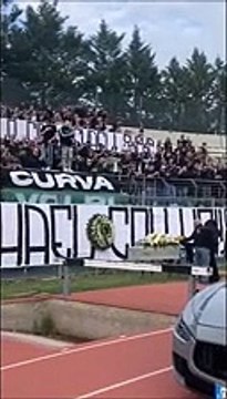 L'ultimo saluto dei tifosi del Chieti a Michael: la salma sotto la Curva Volpi tra applausi, cori, bandiere e fumogeni