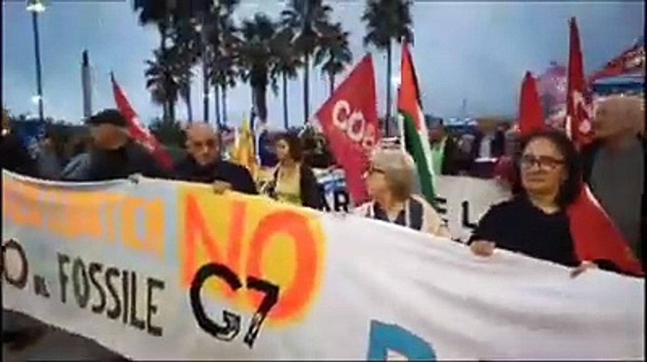Al corteo NoG7 bandiera della pace e della Palestina insieme: no alle politiche di facciata che si nascondono dietro a una becera ideologia