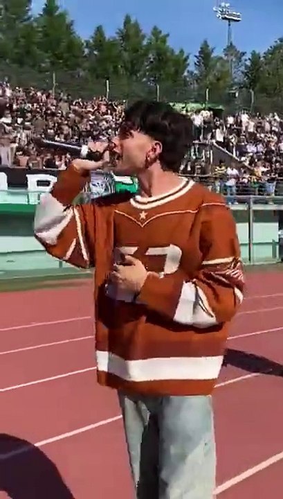 All'Angelini la partita ? preceduta con la sorpresa di Aka 7seven e la dedica alla Curva Volpi: "Perfetta cos?"